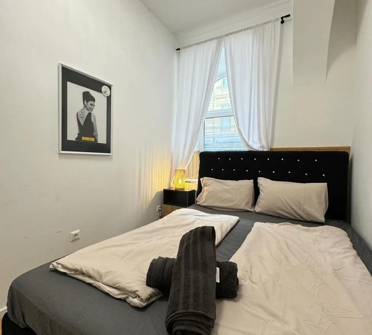 10 Bedroom Apartment For Groups, 8-Min To Rathausplatz Vídeň Rakousko