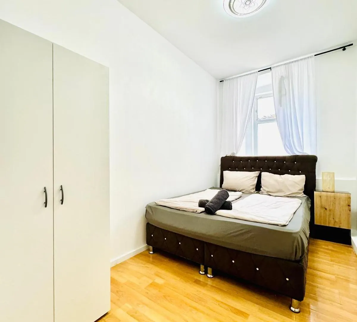 10 Bedroom Apartment For Groups, 8-Min To Rathausplatz Viena